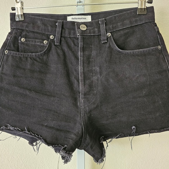 REFORMATION JEANS Dixie High Rise Black Wash Pull-On Raw Hem Jean Shorts Sz 26 - Picture 5 of 13